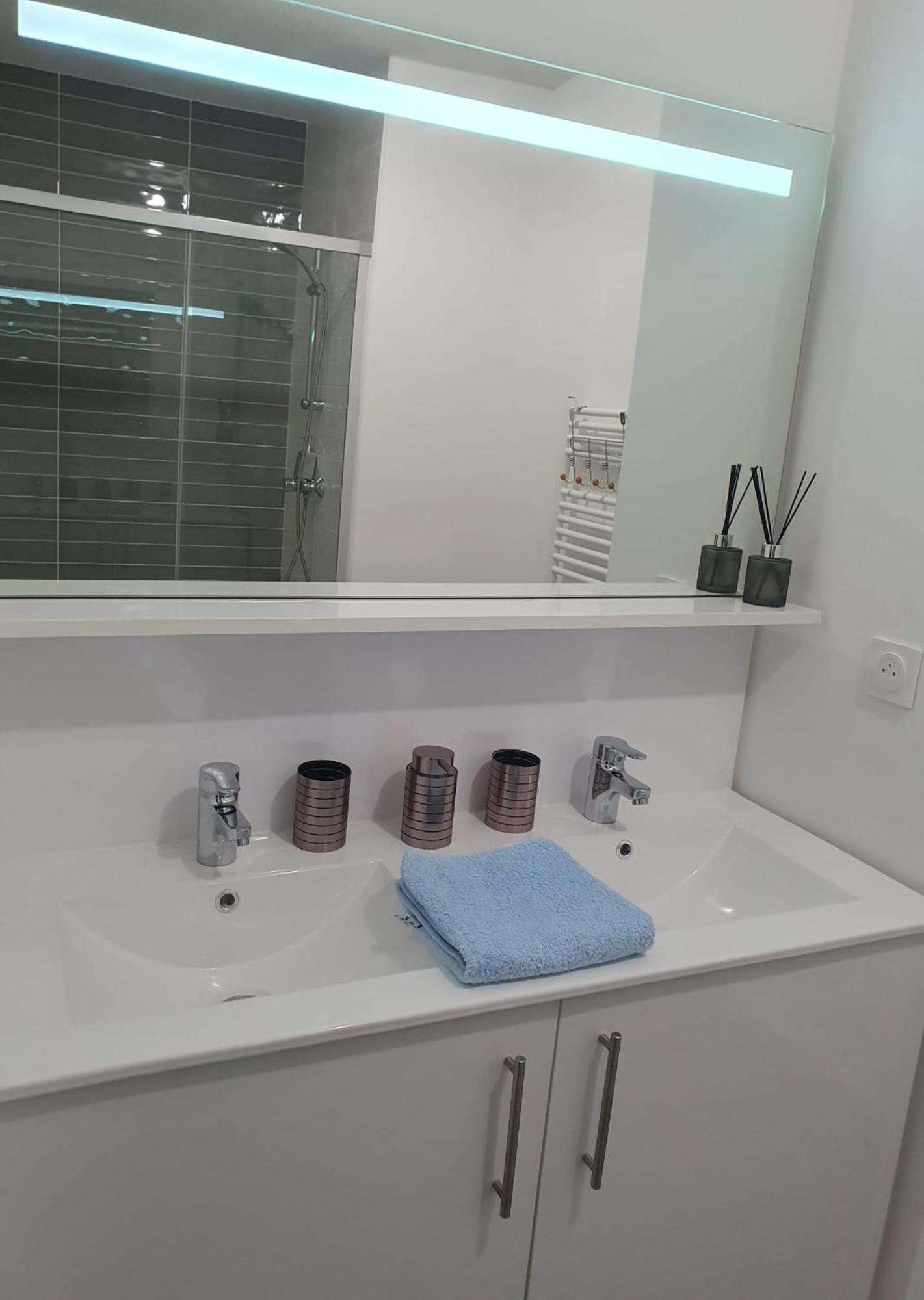 Appartement A Floirac Avec 2 Chambres, Un Parking Prive, Une Terrasse, A 5 Minutes En Voiture De L'Arkea Arena De Bordeaux Esterno foto