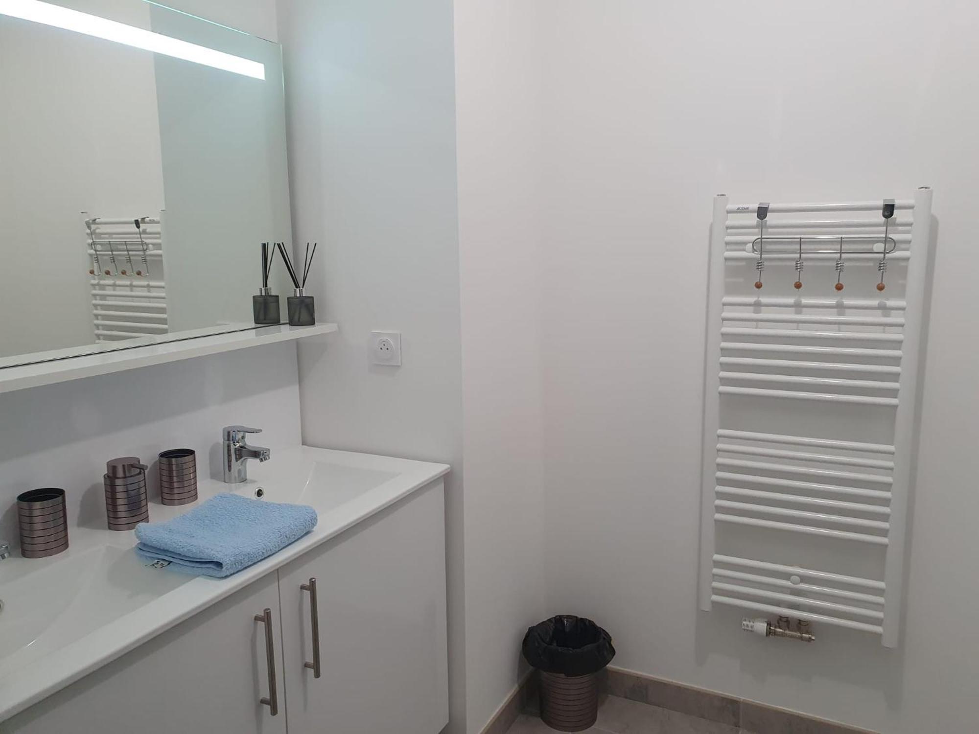 Appartement A Floirac Avec 2 Chambres, Un Parking Prive, Une Terrasse, A 5 Minutes En Voiture De L'Arkea Arena De Bordeaux Esterno foto