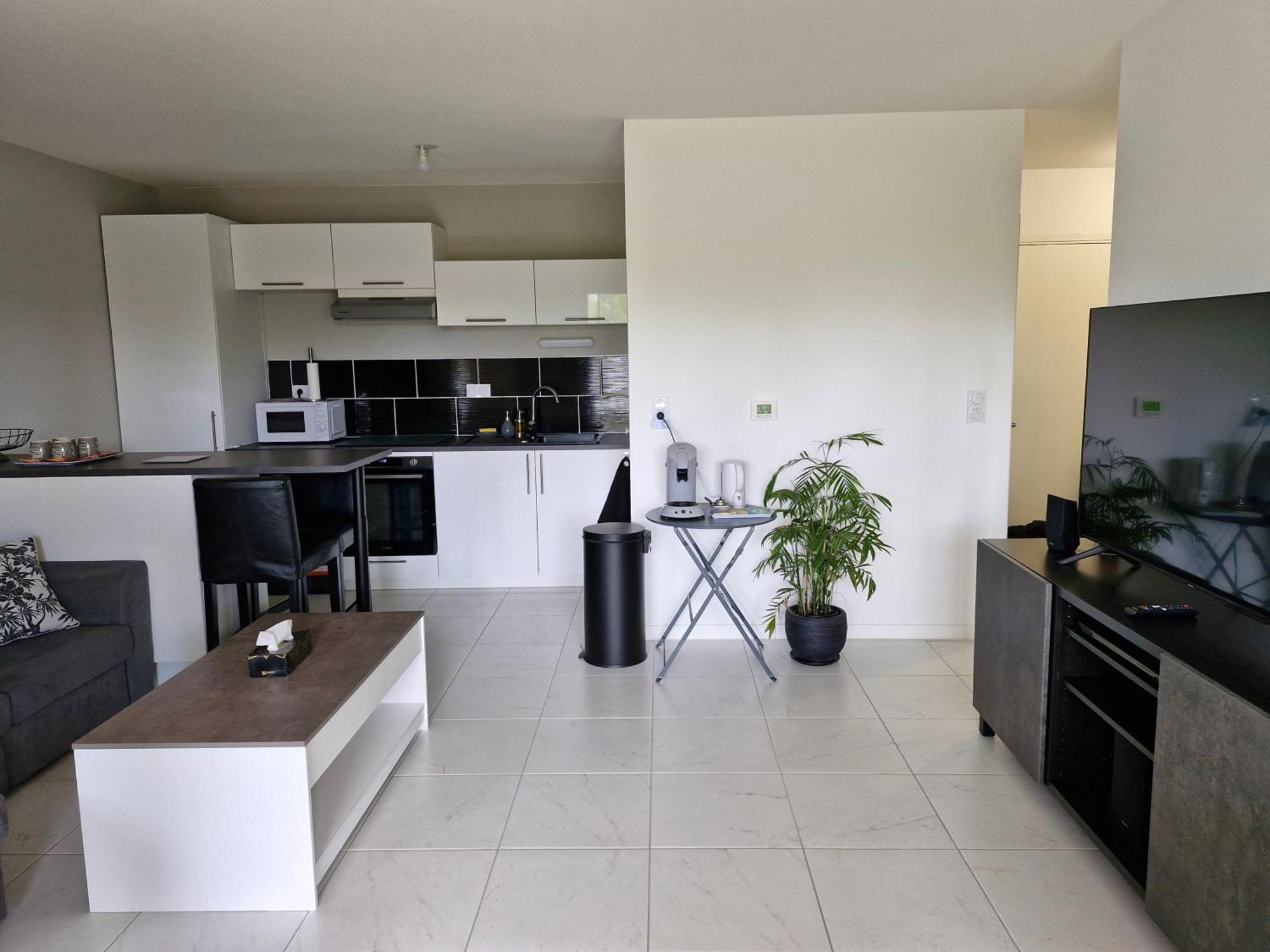 Appartement A Floirac Avec 2 Chambres, Un Parking Prive, Une Terrasse, A 5 Minutes En Voiture De L'Arkea Arena De Bordeaux Esterno foto